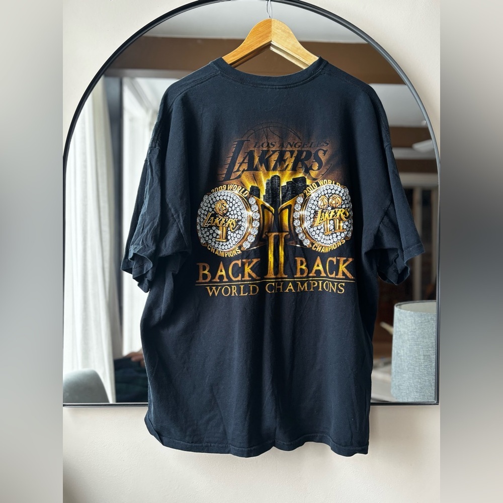 Los Angeles Lakers Black 'Back 2 Back World Champions' Graphic Tee